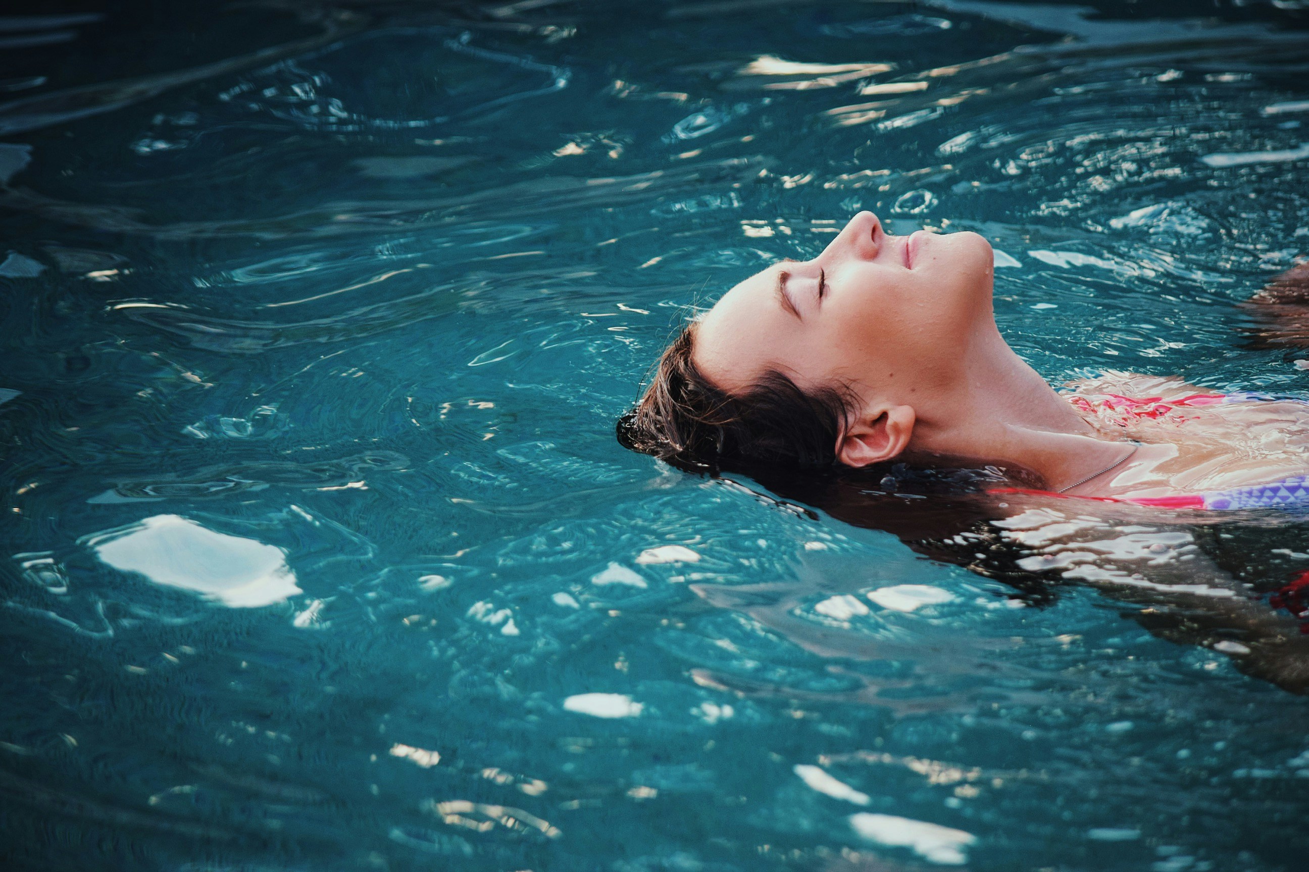 Femme flottant dans une piscine thermale à Jonzac