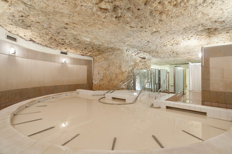 Bain de kaolin en apesanteur aux thermes de Jonzac — soin rhumatologie