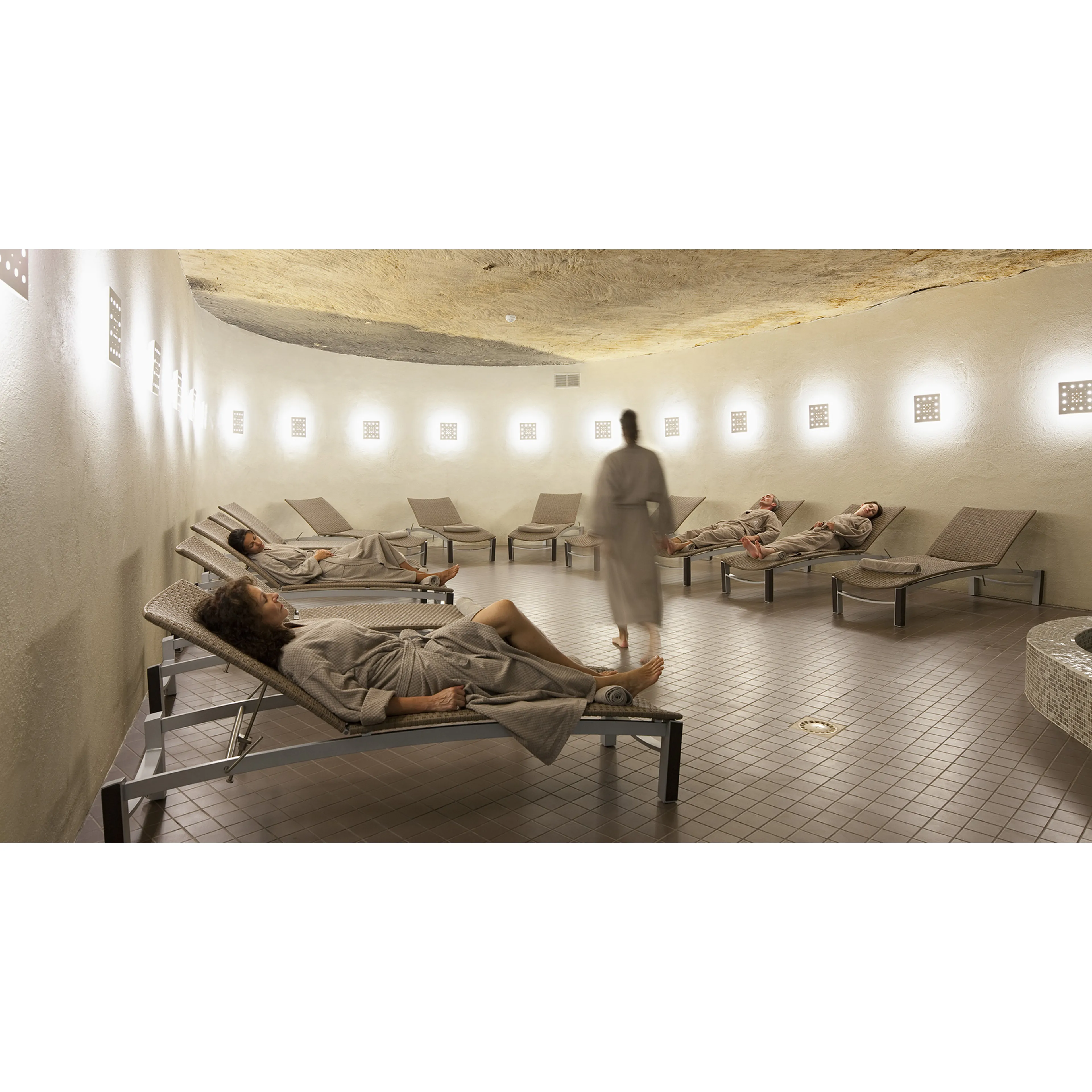 Salle de repos des Thermes de Jonzac — espace détente troglodytique entre les soins